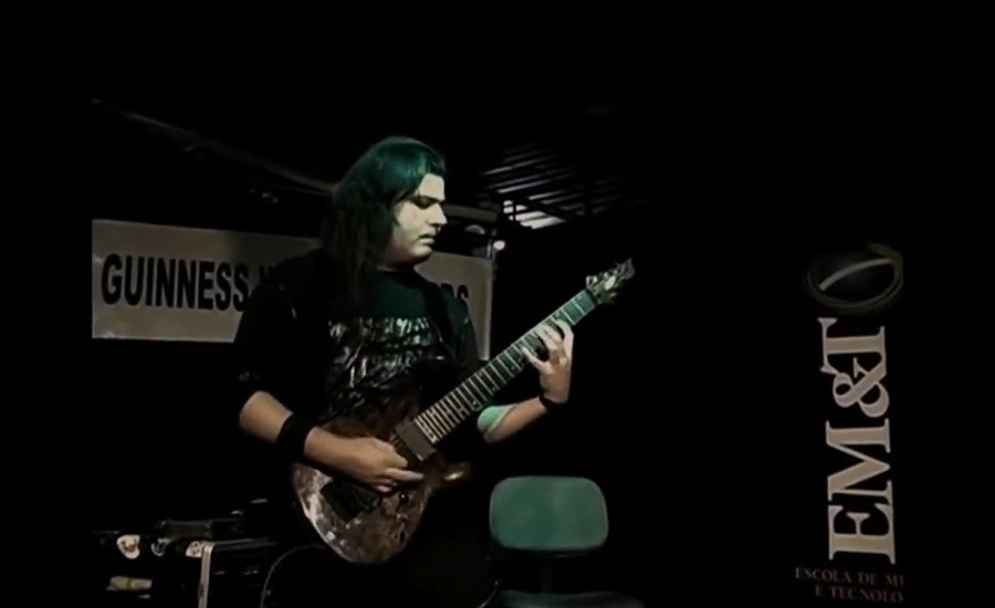 Este es el guitarrista más rápido del mundo según el récord Guinness (vídeo): “Ese día se volvió a definir la velocidad”