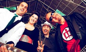 Mesa para Dos avanza hacia su nuevo disco con “Ni vivo ni muerto” y “Payaso”, una canción con identidad propia para desahogarse y quedarse a gusto