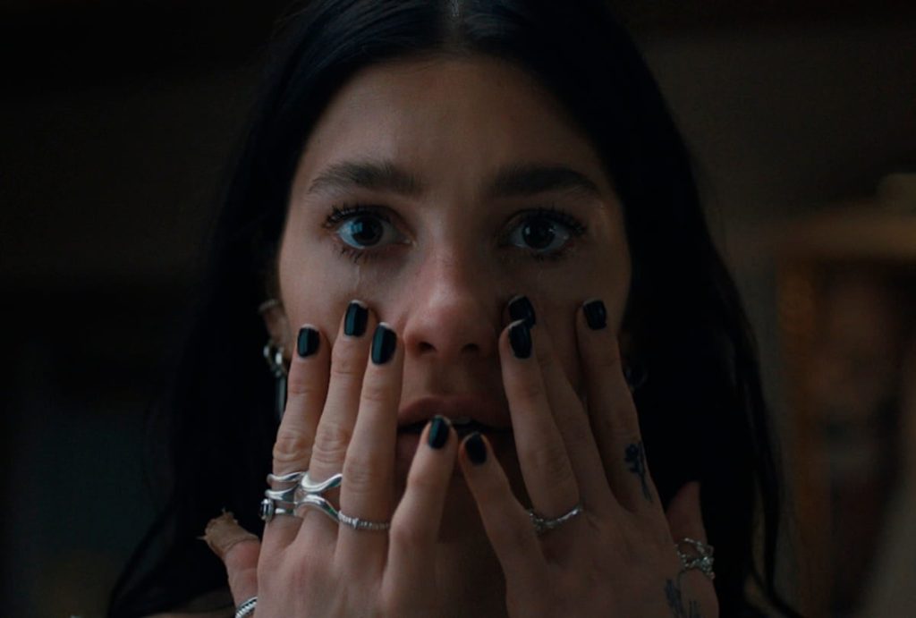 Algo terrible está a punto de suceder llegó a Netflix: La serie imperdible para fans del terror