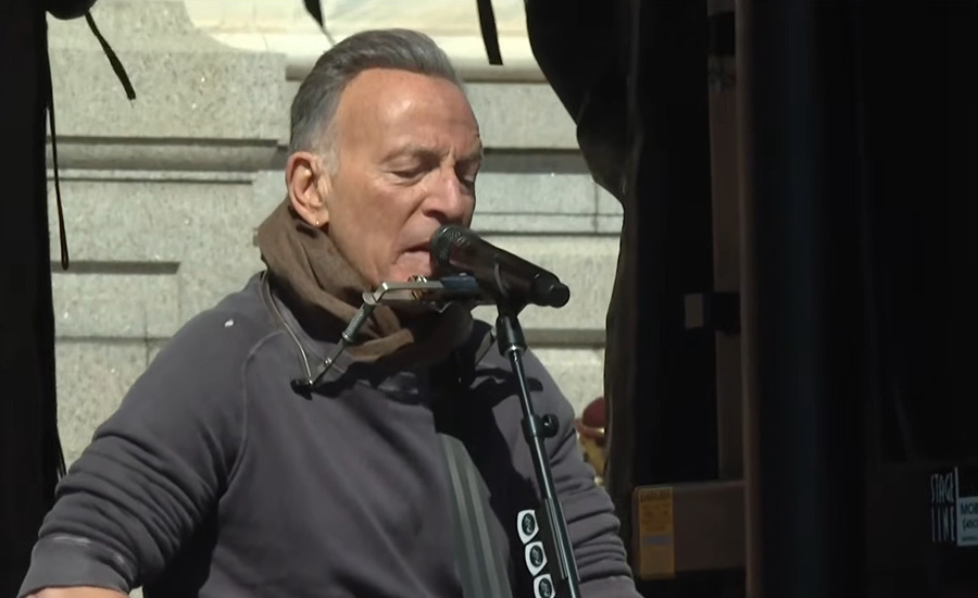 Bruce Springsteen encabeza las protestas “No Kings” contra el presidente Donald Trump y canta “Streets of Minneapolis”