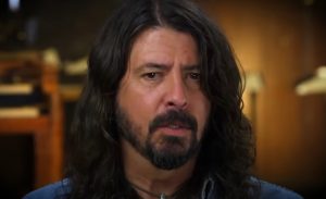 Dave Grohl (Foo Fighters) intenta vivir su vida guiándose por una frase que vio en la pegatina de un coche