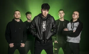 Linaje recuerda a Robe Iniesta (Extremoduro) en La Revuelta y presenta en directo “La Serenata”, su nuevo single: “Aprendí muchísimo de él”