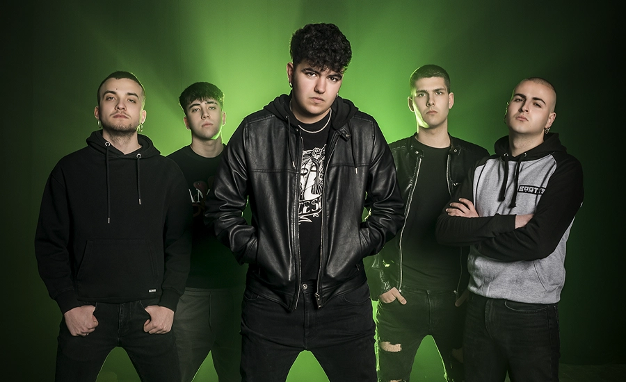 Linaje recuerda a Robe Iniesta (Extremoduro) en La Revuelta y presenta en directo “La Serenata”, su nuevo single: “Aprendí muchísimo de él”