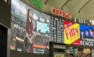 Marty Friedman (ex-Megadeth) toca Metallica, Guns N’ Roses y Ozzy Osbourne en el partido inaugural de la Nippon Professional Baseball de Japón