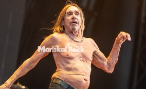 Iggy Pop cierra su concierto en Coachella metiéndose en un ataúd mientras saca la lengua y se despide