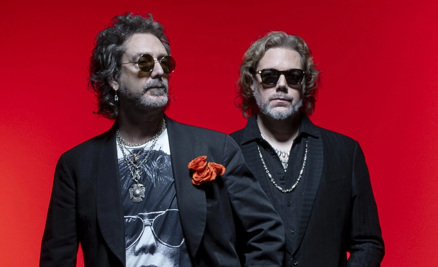 Rich Robinson (The Black Crowes) añora “la época en la que el arte se hacía por amor real”: “Cuando escuché a AC/DC o R.E.M., me volví loco”