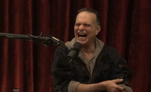 David Lee Roth reaparece en Coachella para interpretar el clásico de Van Halen “Jump” junto a un famoso cantante