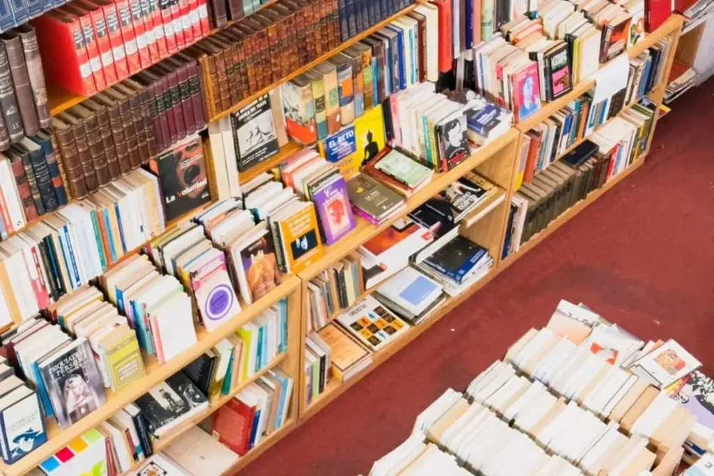 Cierra una librería histórica de Buenos Aires y liquida sus libros a precios increíbles