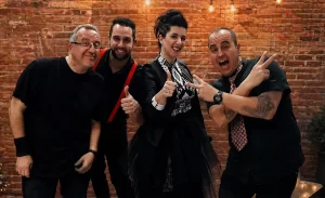 Entrevista a Mesa Para Dos: “Nos encanta escribir al amor, aunque las historias no terminen felices, desde el dolor nacen las palabras más sinceras”