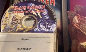 El mayor fan de Iron Maiden del mundo conserva una colección de más de 10.000 objetos, algunos de lo más surrealista