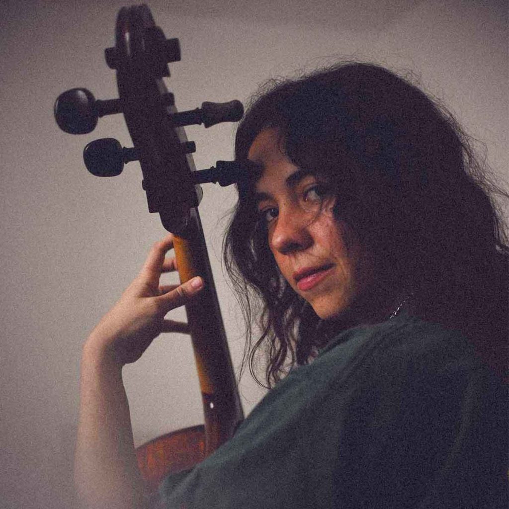 Mabe Fratti y el cello como canal espiritual