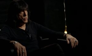 Marky Ramone (Ramones) demuestra su habilidad como tamborilero de la filarmónica de la ciudad que le nombró “ciudadano honorario”