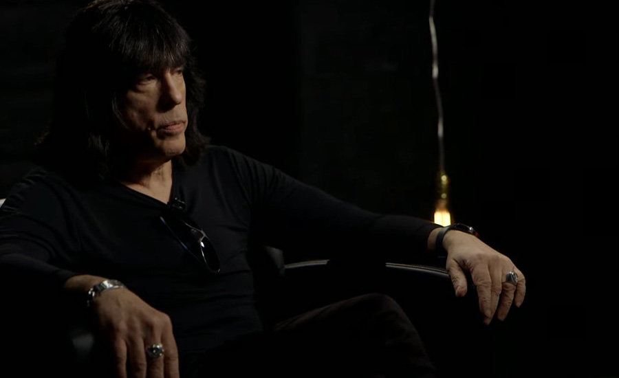 Marky Ramone (Ramones) demuestra su habilidad como tamborilero de la filarmónica de la ciudad que le nombró “ciudadano honorario”
