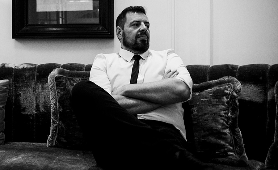 Álex Bernal revisita “Your Voice” con un videoclip en el que interpreta la canción en directo a la guitarra