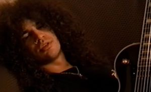 Se filtra el documental inédito de Guns N’ Roses “Perfect Crime”, grabado entre 1991 y 1993, con camareros vestidos de legionarios romanos y Axl Rose con un osteópata