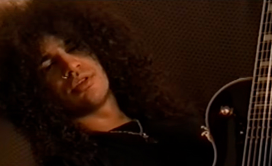 Se filtra el documental inédito de Guns N’ Roses “Perfect Crime”, grabado entre 1991 y 1993, con camareros vestidos de legionarios romanos y Axl Rose con un osteópata