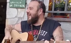 Sale a la luz un vídeo de Kutxi Romero (Marea) cantando y tocando una vieja canción de Extremoduro en la terraza de un bar
