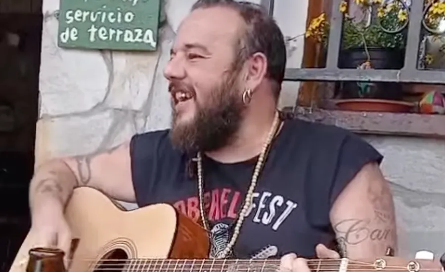 Sale a la luz un vídeo de Kutxi Romero (Marea) cantando y tocando una vieja canción de Extremoduro en la terraza de un bar