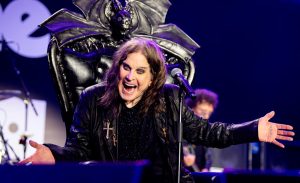 Ozzy Osbourne: Tony Iommi, Geezer Butler y Bill Ward (Black Sabbath), Zakk Wylde y Sharon Osbourne le rinden homenaje en el primer aniversario de su muerte