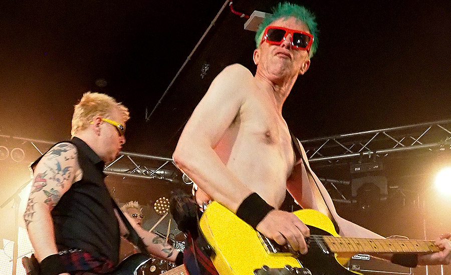 “Me dio un puñetazo que me hizo saltar un diente”: la peor experiencia sobre un escenario de Michael "Olga" Algar (The Toy Dolls)