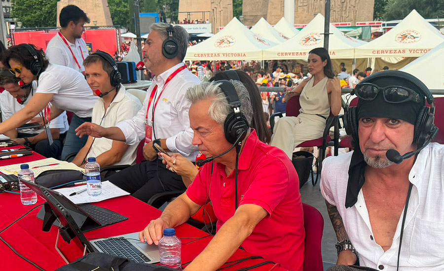 Txus Di Fellatio (Mägo de Oz) fue uno de los comentaristas de RNE en el partido España-Francia desde la Plaza de Colón (Madrid)