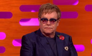 Elton John planea un regreso a los escenarios tres años después de su gira de despedida… en forma de holograma