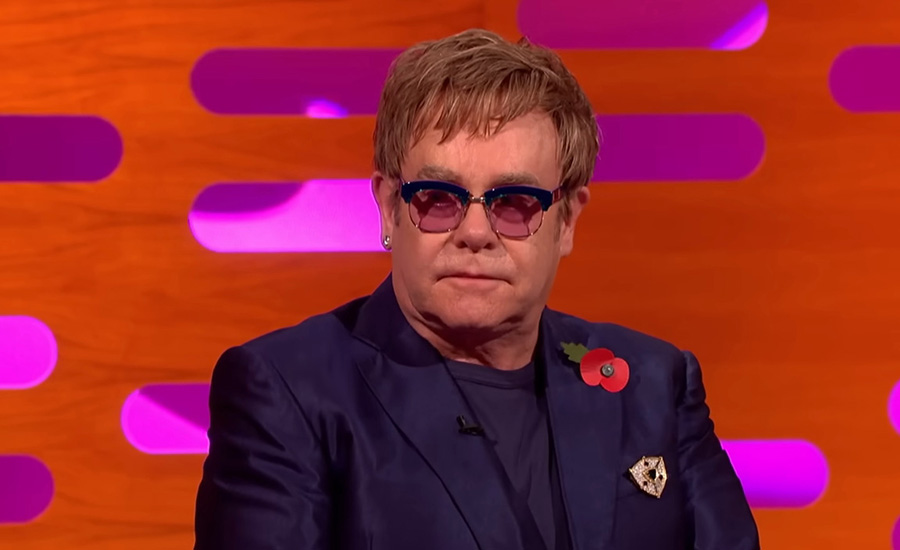 Elton John planea un regreso a los escenarios tres años después de su gira de despedida… en forma de holograma